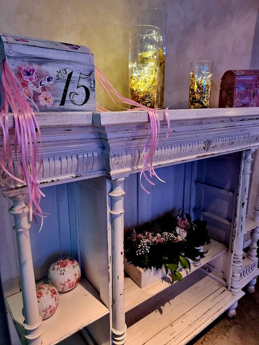 Ambientación de 15 años con mueble vintage y caja de sobres