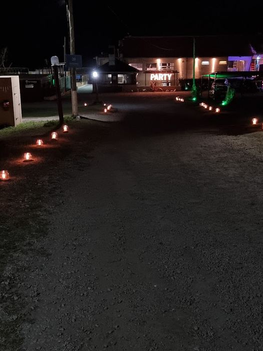 Camino de entrada iluminado con velas