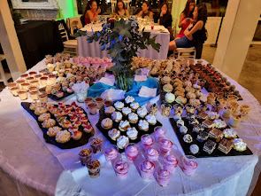 Mesa de postres en el salón
