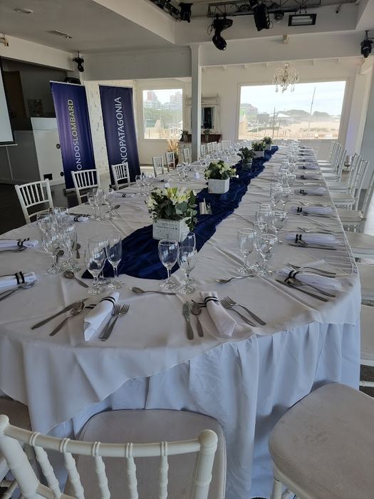 Mesa imperial para evento empresarial con vista al mar