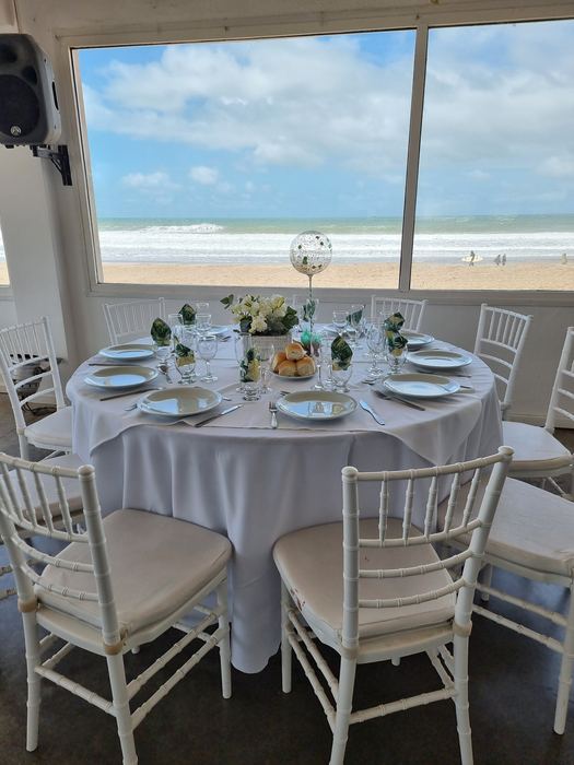 Mesa servida junto al ventanal frente al mar