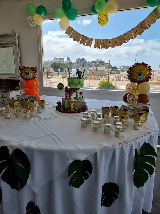 Mesa de cumpleaños infantil temática de selva