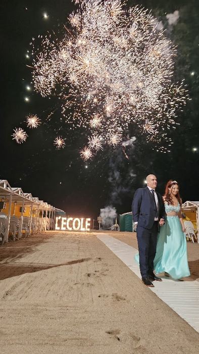 Entrada de quinceañera con fuegos artificiales en la playa