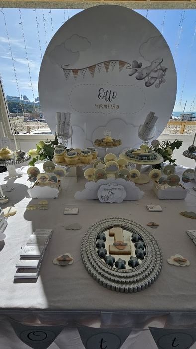 Mesa dulce de primer año con ambientación de aviones