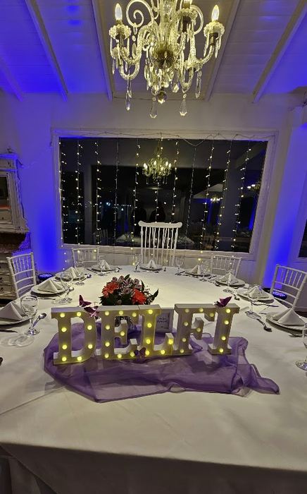 Mesa principal de 15 años con letras luminosas