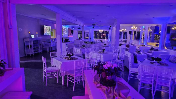 Salón ambientado con luces violetas