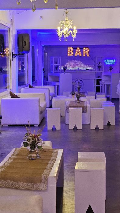 Living lounge con barra iluminada