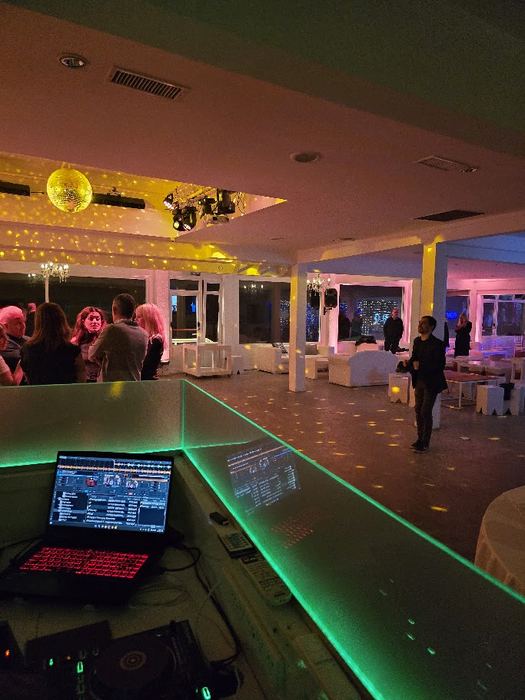 Cabina del DJ con vista a la pista