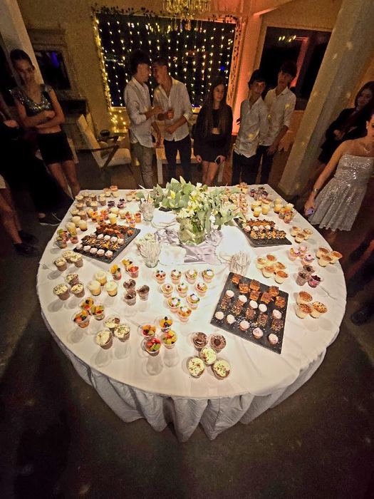 Mesa dulce rodeada de invitados