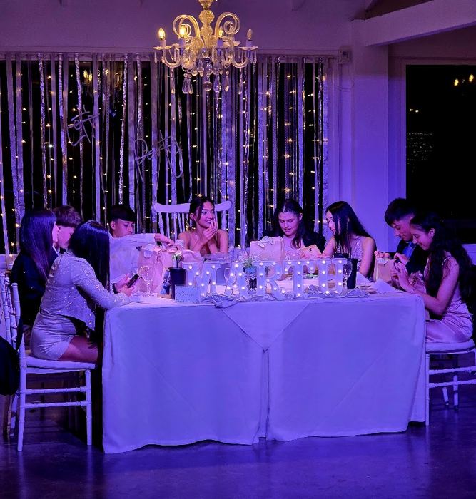 Mesa principal de 15 con letras luminosas
