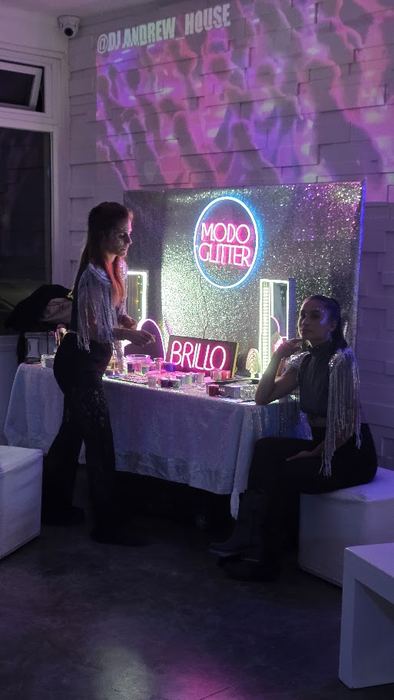 Estación de glitter con carteles de neón