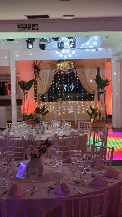 Salón con mesas servidas y pista iluminada