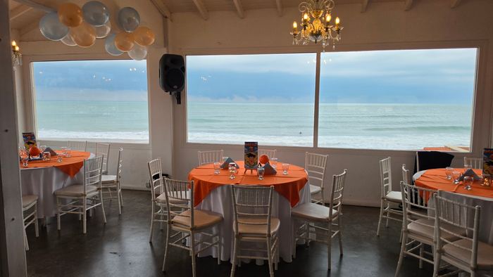 Mesas temáticas frente al ventanal con vista al mar