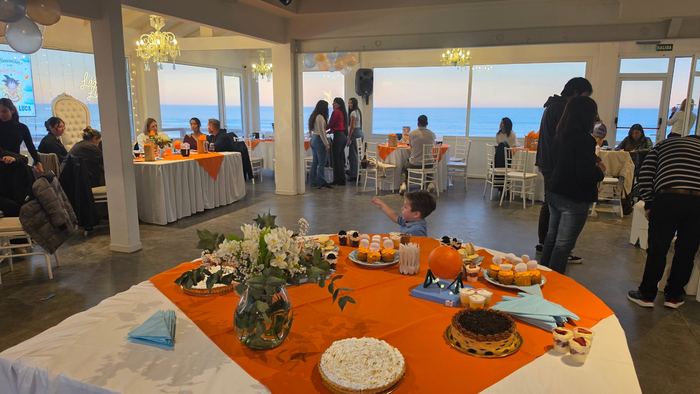 Baby shower con mesa dulce y vista al mar